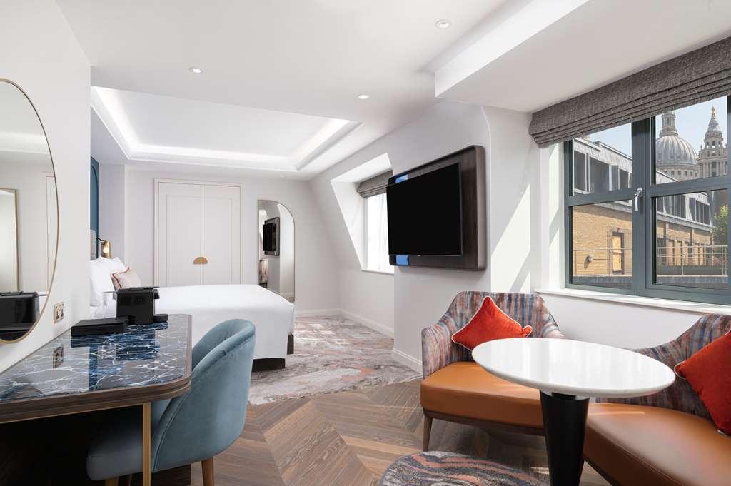 Lost Property St Pauls London, Curio Collection By Hilton Bilik gambar