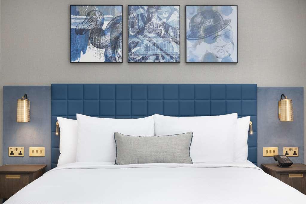 Lost Property St Pauls London, Curio Collection By Hilton Bilik gambar